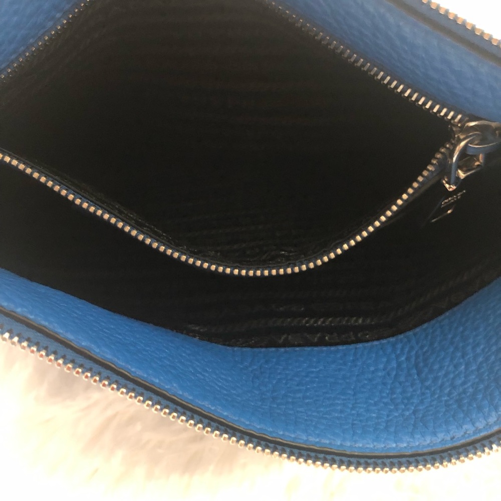 I’m BLUE for PRADA - Picture 4 of 5
